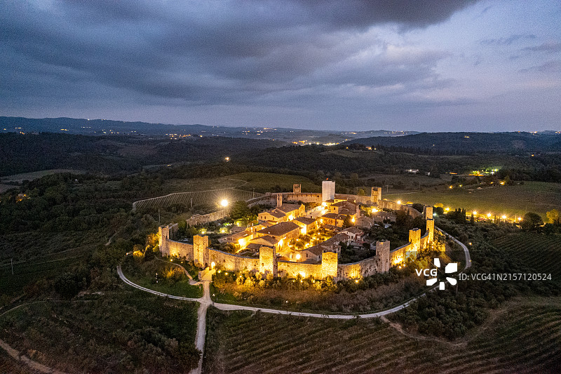 黄昏时分的蒙特里吉奥尼无人机航拍图片素材