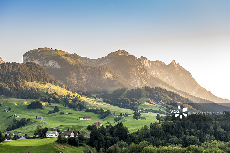 瑞士阿彭策尔阿尔卑斯山村庄图片素材