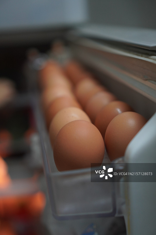 从冰箱的鸡蛋托盘里取鸡蛋图片素材