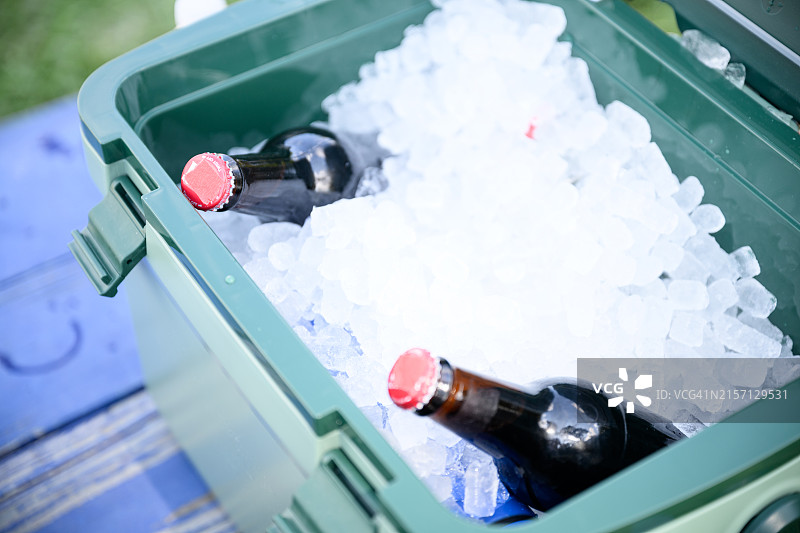 装有冰块和瓶装啤酒或冷饮的冷藏箱图片素材