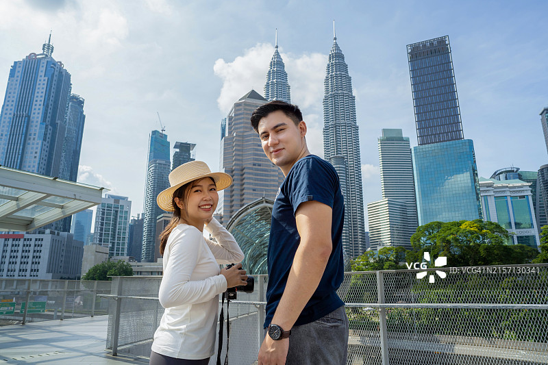 朋友们一起探索吉隆坡图片素材