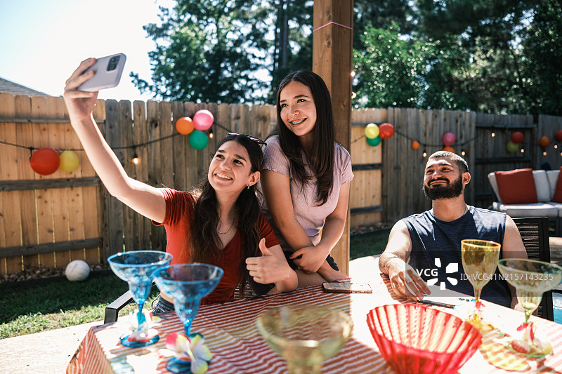 在后院聚会的一群年轻拉丁裔人图片素材