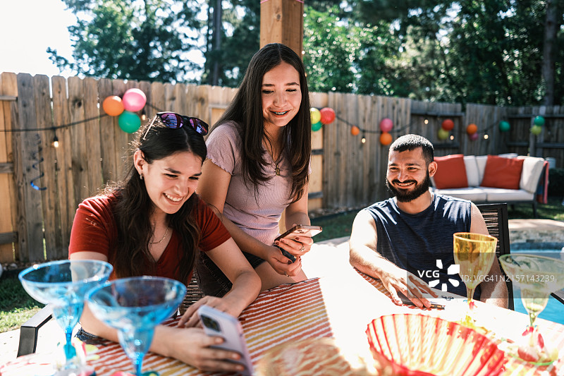 在后院聚会的一群年轻拉丁裔人图片素材