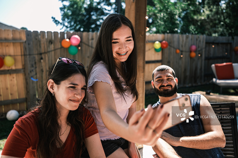 在后院聚会的一群年轻拉丁裔人图片素材