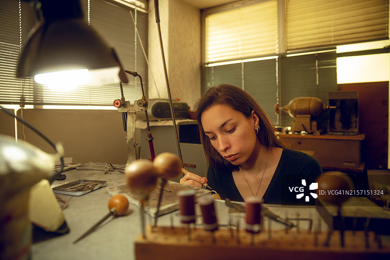 专注工作的女珠宝设计师图片素材