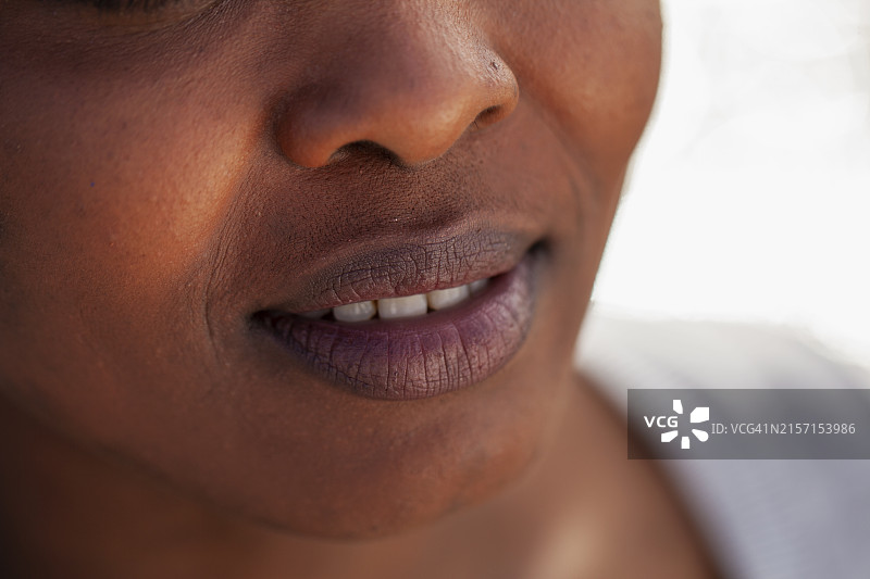 年轻非洲裔女性的嘴巴和鼻子特写图片素材