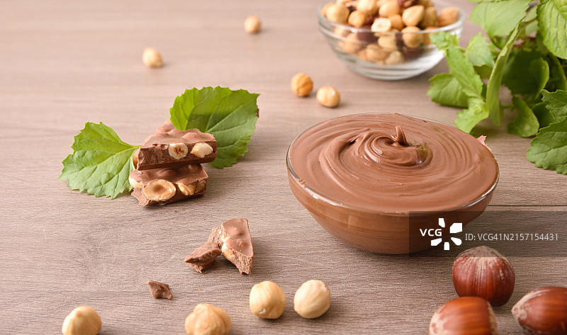 玻璃罐中含有巧克力和配料的榛子奶油图片素材