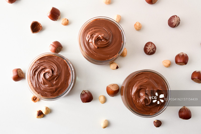 三个玻璃碗里的榛子可可奶油图片素材