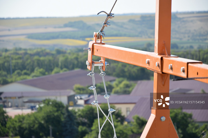 悬索钢丝绳平台前端梁末端的绳索锁图片素材