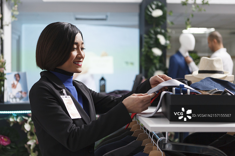 店员查看饰品图片素材