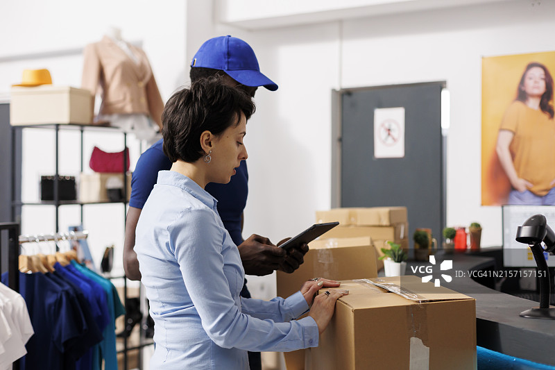 送货员派送包裹，女子签收图片素材