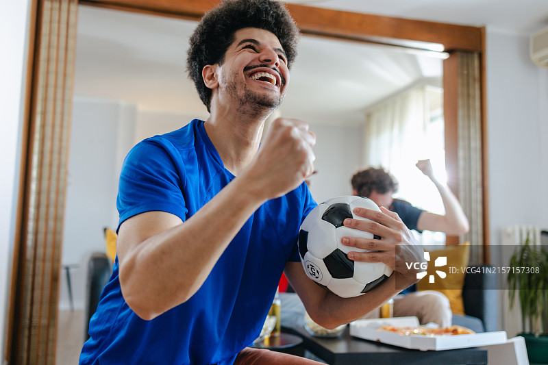 热情的体育迷为足球俱乐部欢呼图片素材