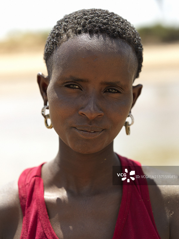 十几岁桑布鲁女孩的头像和肩部肖像图片素材