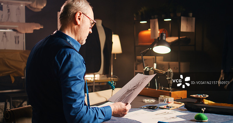 服装设计师在服装工作室使用面料图片素材