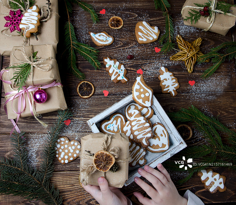 儿童手拿姜饼图片素材