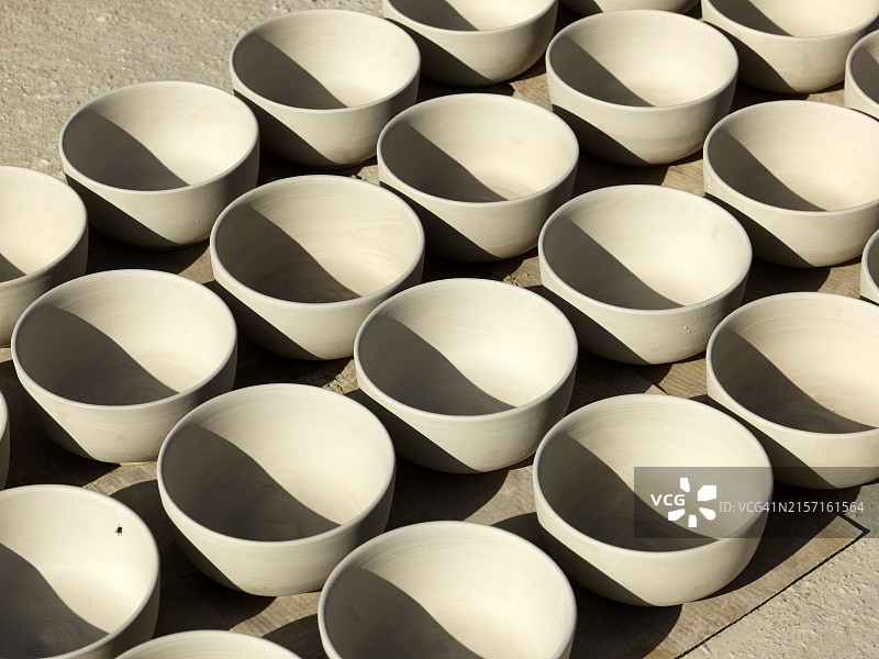 混凝土上的陶碗俯视图图片素材