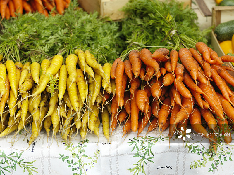 市场摊位上待售蔬菜的高角度视图图片素材