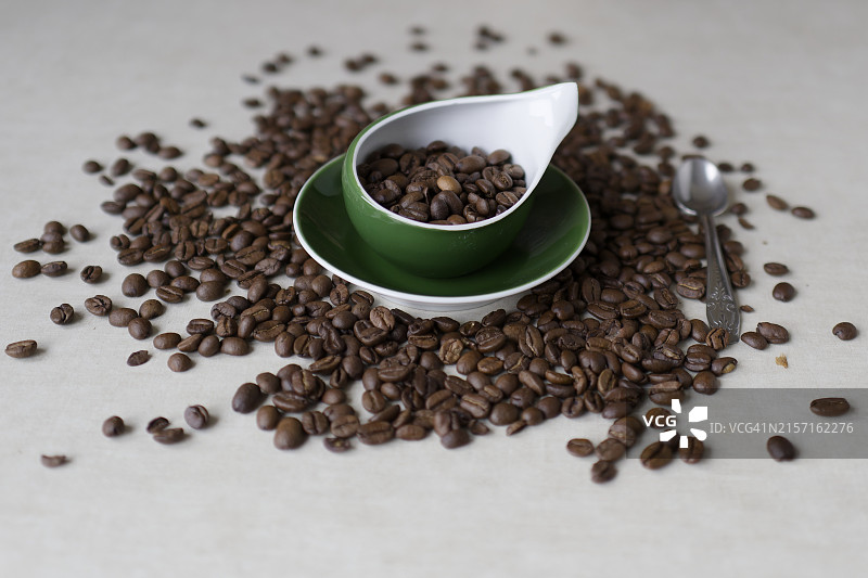 咖啡豆和研磨机的高角度视图图片素材