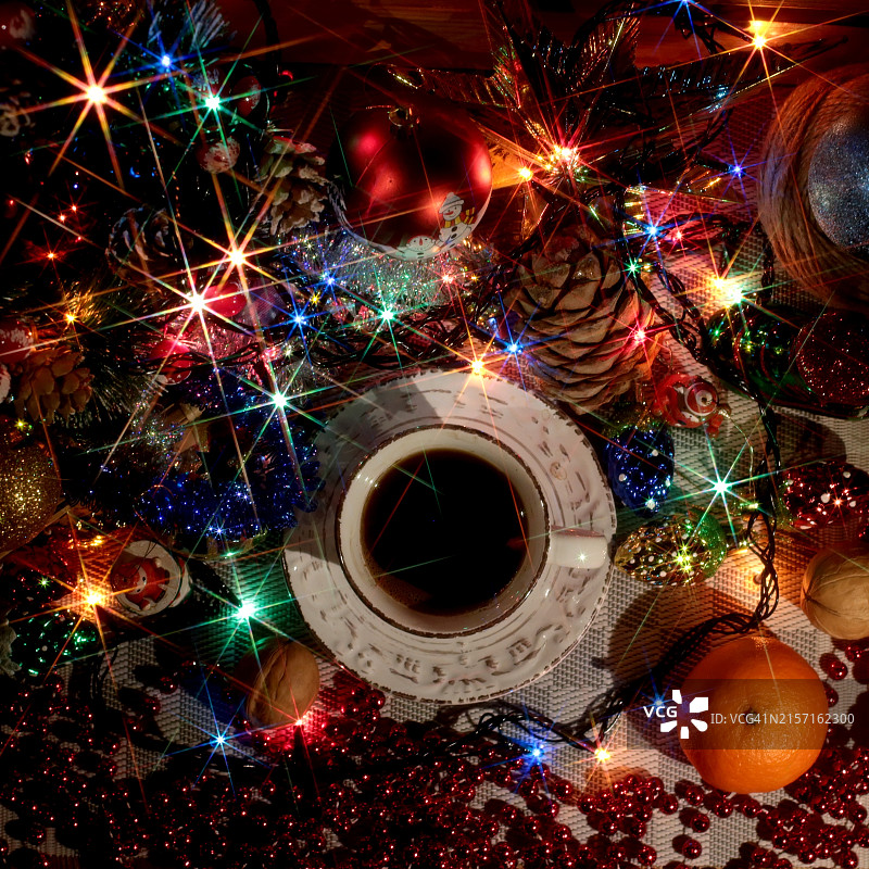 节日装饰品上的咖啡杯高角度景观图片素材