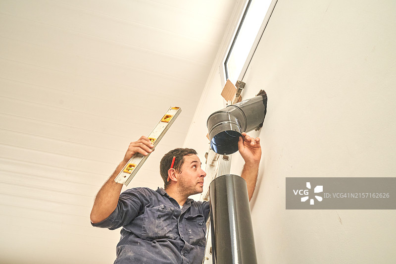 工人连接新住宅供暖管道图片素材