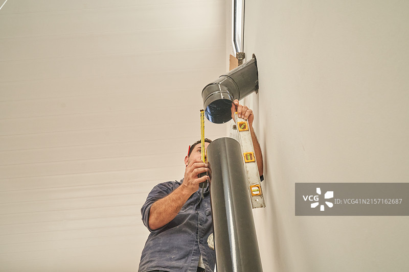 技术人员小心安装加热装置图片素材