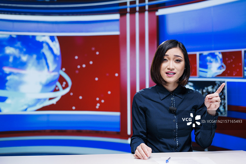 深夜脱口秀主持人讨论新闻图片素材