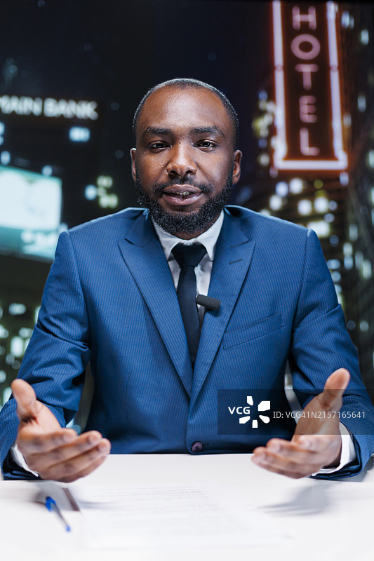 深夜脱口秀主持人讨论新闻图片素材