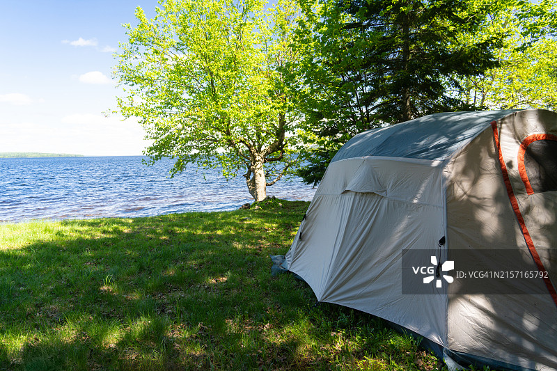 在蓝色湖边的帐篷露营图片素材