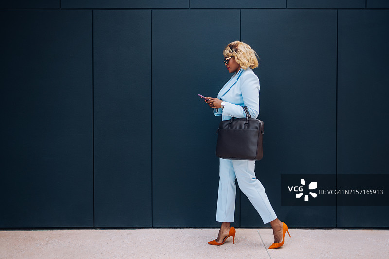 职场女性在户外使用智能手机图片素材