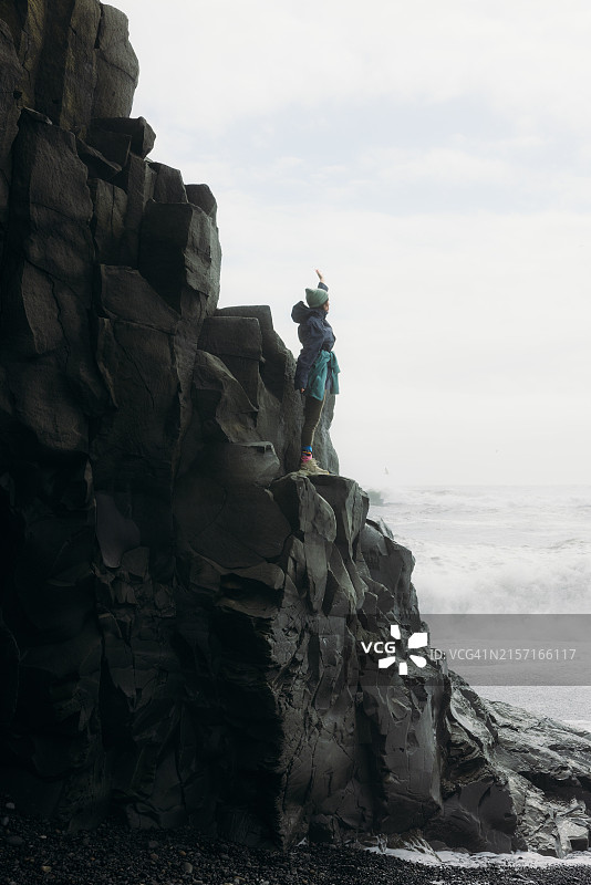 欣赏冰岛火山和玄武岩柱景观的女人图片素材