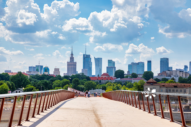 波兰华沙维斯瓦河上的人行和自行车天桥图片素材