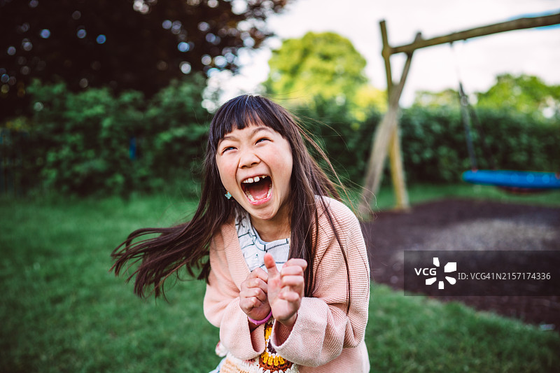 在公园里玩耍的年轻女孩图片素材