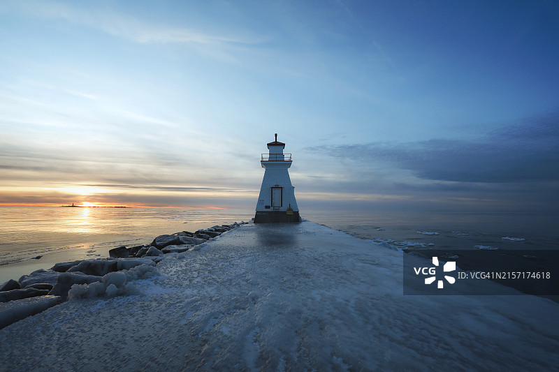 冬日夕阳下的灯塔图片素材