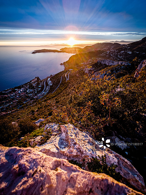 从法国普罗旺斯-阿尔卑斯-蓝色海岸La Turbie蒙特卡洛观景点看到的圣让-卡普-费拉和地中海海岸的日落图片素材