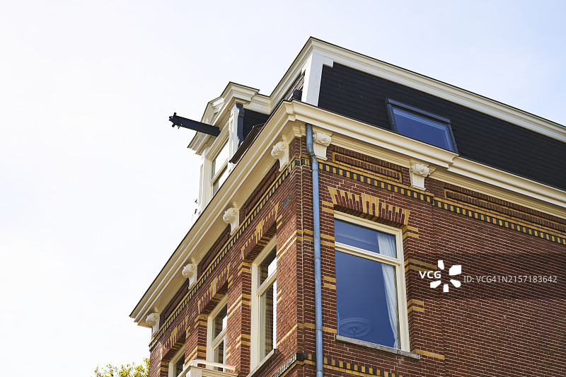 带阳台和窗户的住宅楼外部的侧面像，天空为背景图片素材