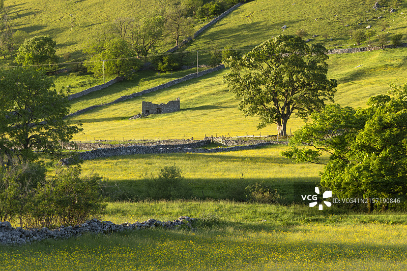 约克郡谷地国家公园凯特尔韦尔村附近的废弃谷仓图片素材