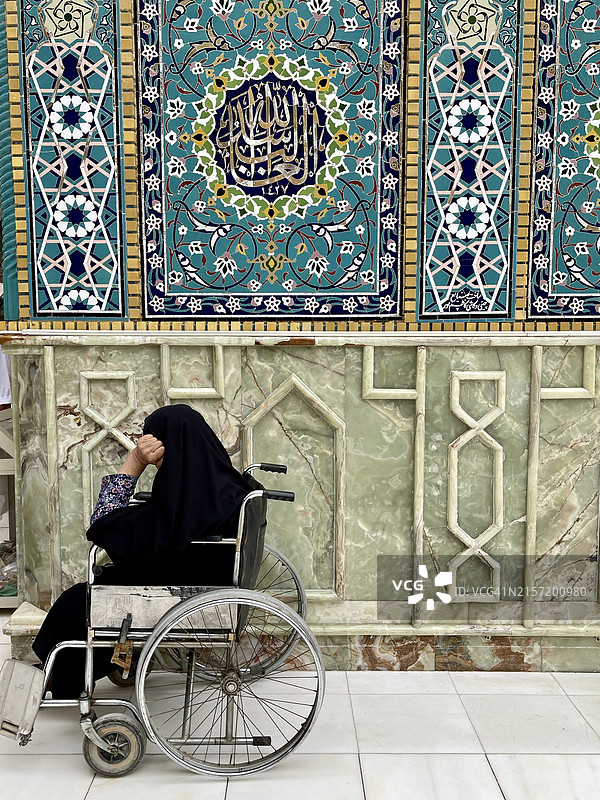 在伊拉克纳杰夫伊玛目阿里圣地中的穆斯林妇女图片素材