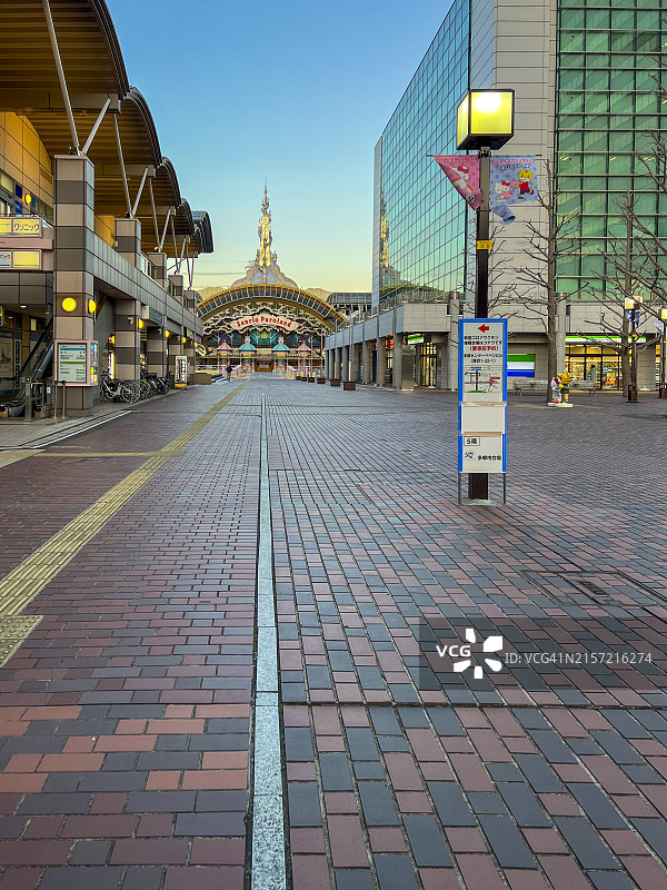 多摩市街景，有新冠疫苗接种点标志和关闭的三丽鸥彩虹乐园图片素材