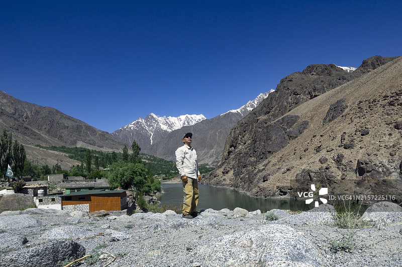 在距离吉尔吉特-奇特拉尔公路沿线的古皮斯约6公里的哈尔蒂湖，游客摆姿势图片素材