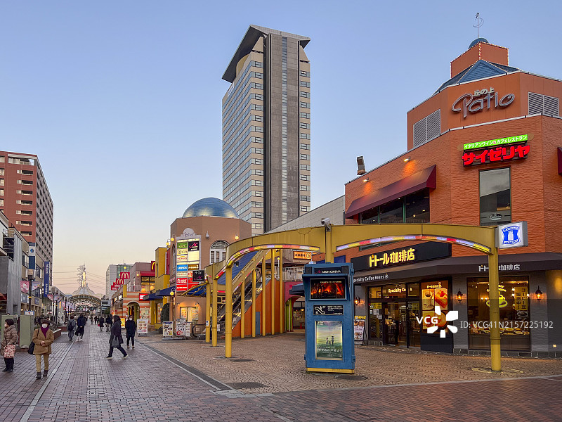 多摩市街景：三丽鸥彩虹乐园与现代建筑图片素材