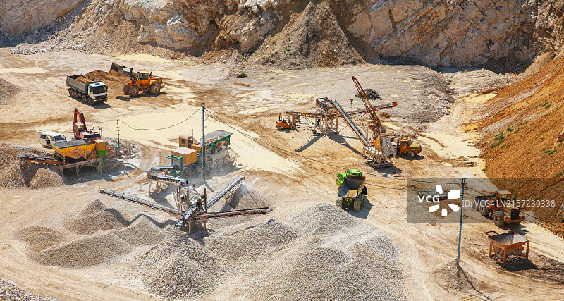 露天采石场的工业活动：露天矿的重型机械图片素材