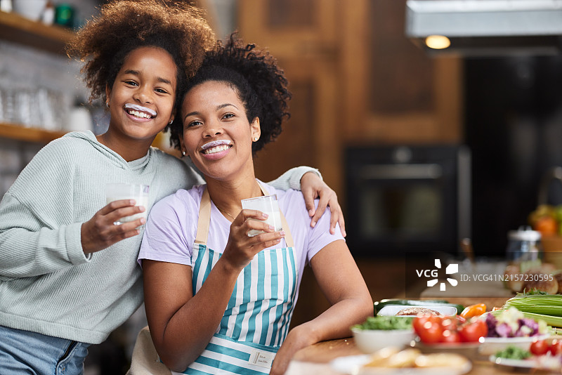 我们都有牛奶胡子！图片素材