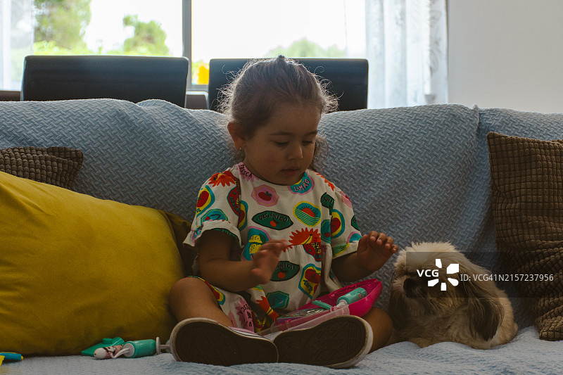 小女孩在家看电视图片素材