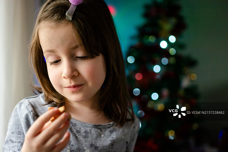 小女孩吃圣诞饼干图片素材