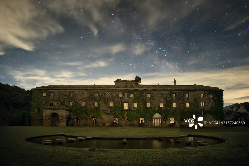 星空下的古老石砌修道院图片素材