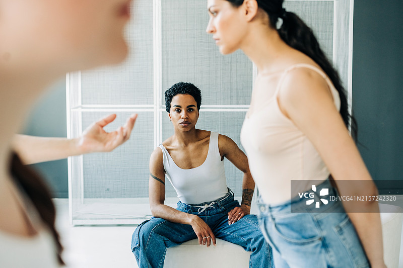 自信的女人站在动态模糊人群中图片素材