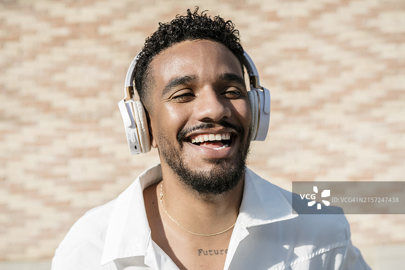 男人在城市里享受音乐的特写图片素材