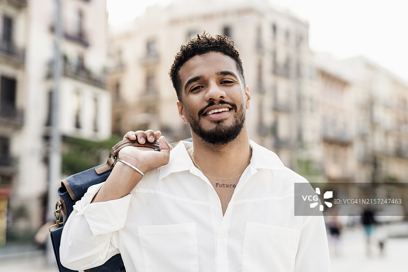 英俊的拉丁裔休闲商务男士在城市中通勤图片素材
