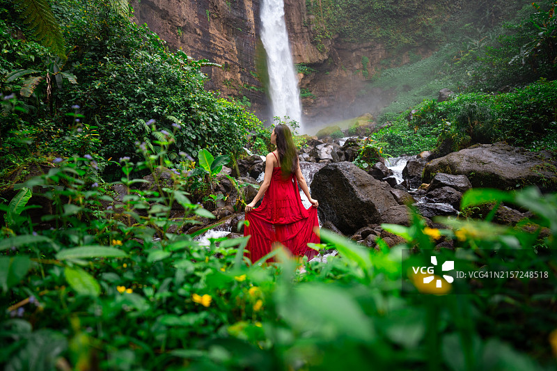 印度尼西亚布罗莫山区美丽的卡帕斯比鲁瀑布，是爪哇最高的瀑布图片素材