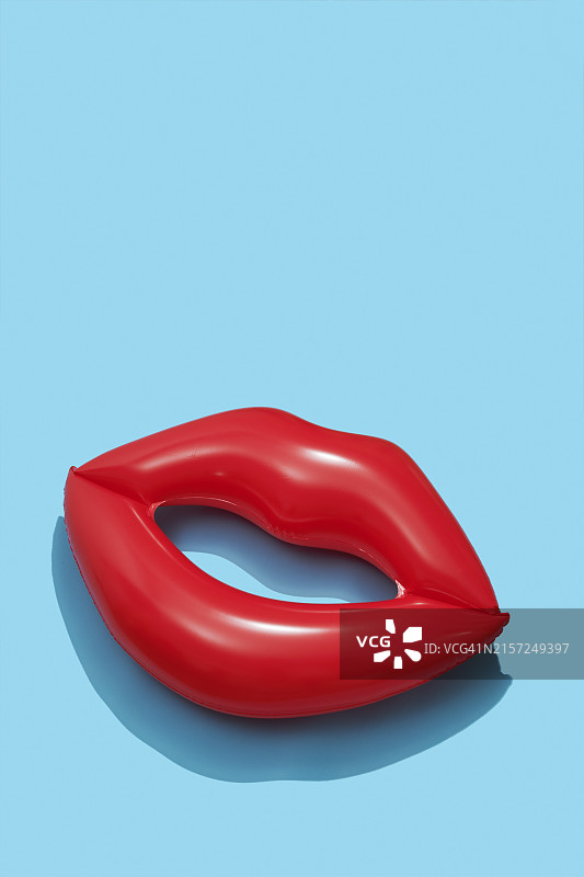 一对红色充气嘴唇图片素材